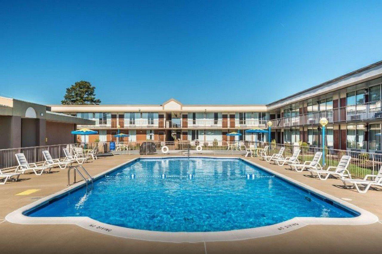 Days Inn By Wyndham Саут-Хилл Экстерьер фото