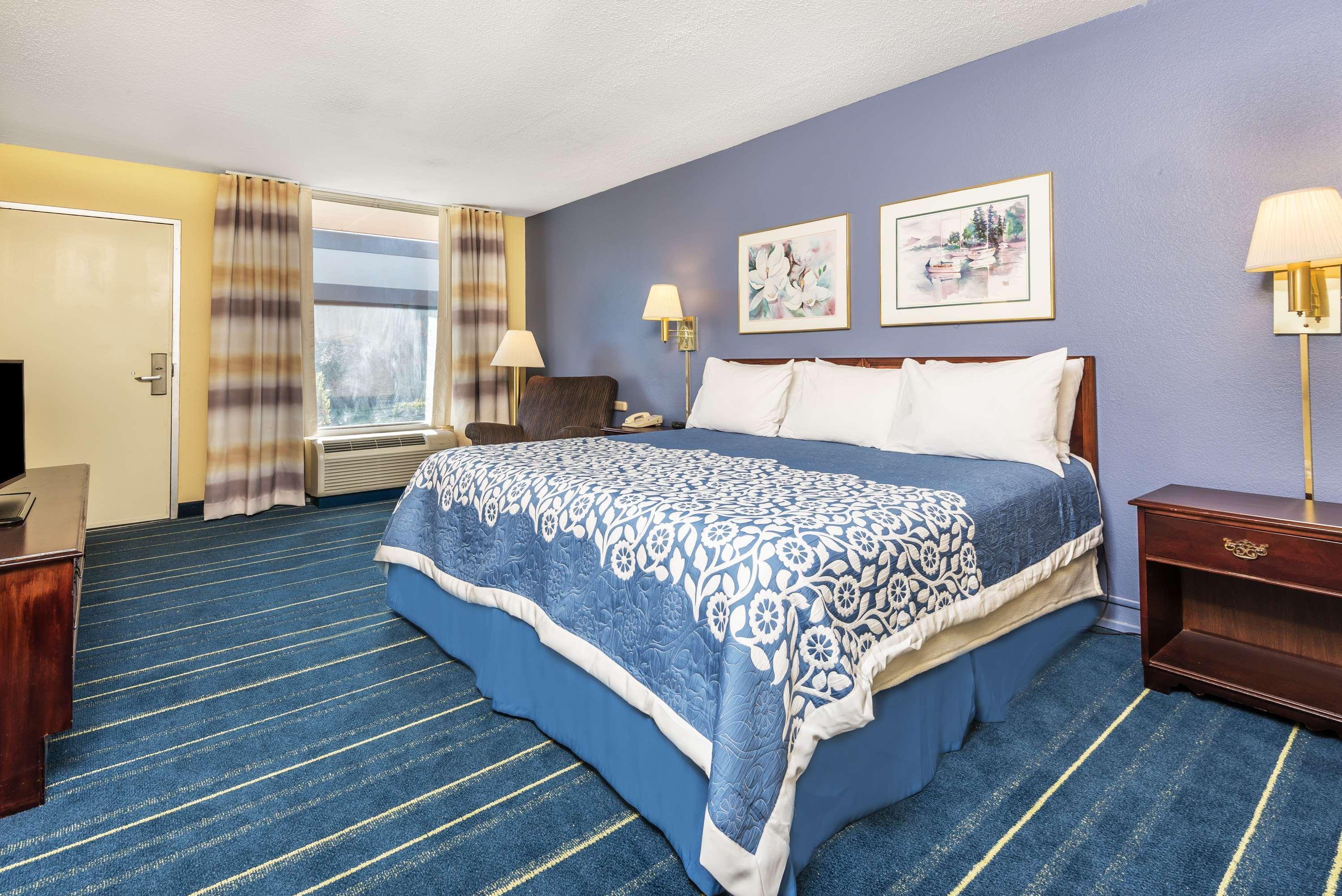 Days Inn By Wyndham Саут-Хилл Экстерьер фото