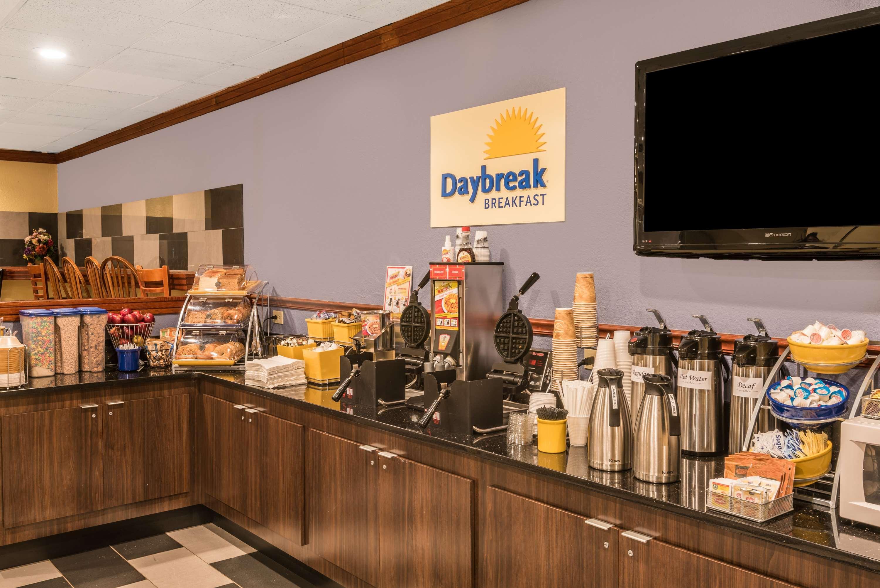 Days Inn By Wyndham Саут-Хилл Экстерьер фото