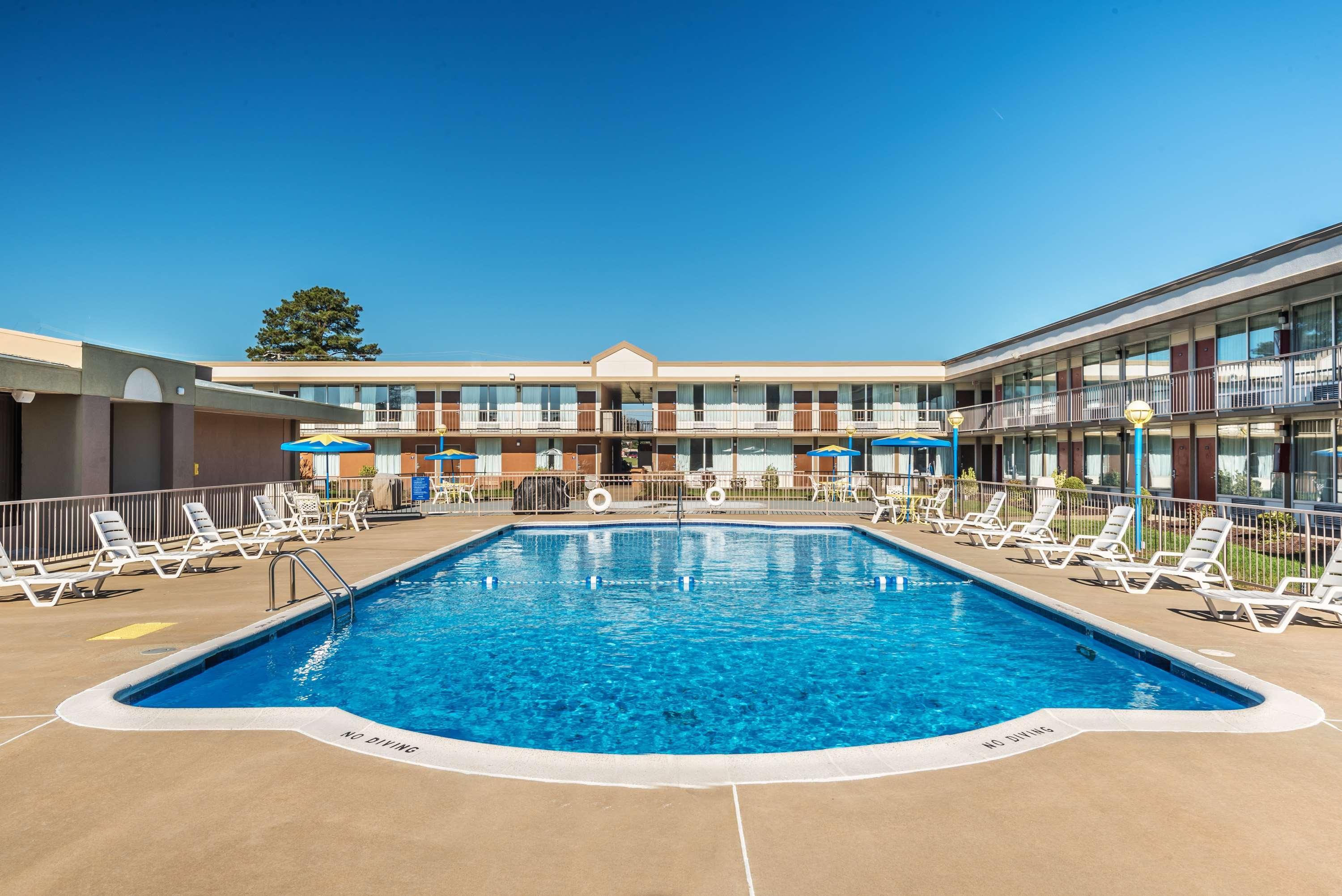 Days Inn By Wyndham Саут-Хилл Экстерьер фото